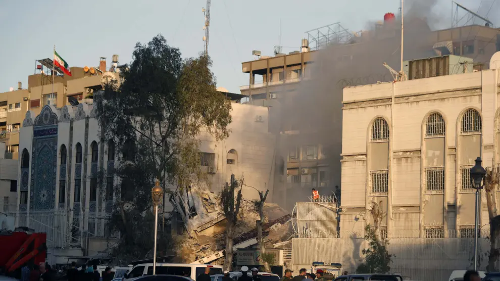 Los servicios de emergencia trabajan en un edificio destruido por un ataque aéreo en Damasco, Siria
