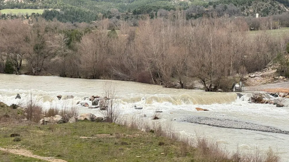 Crecida del río Ara esta semana en el vado por donde entran los vecinos de Jànovas que ha sido destruido.