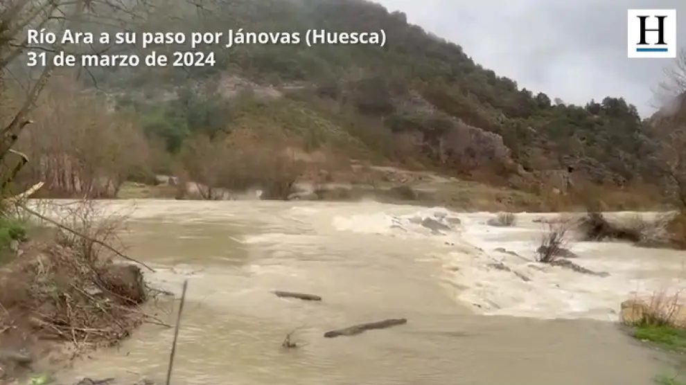 Las lluvias han hecho que aumente el caudal del río a su paso por este pueblo de Huesca