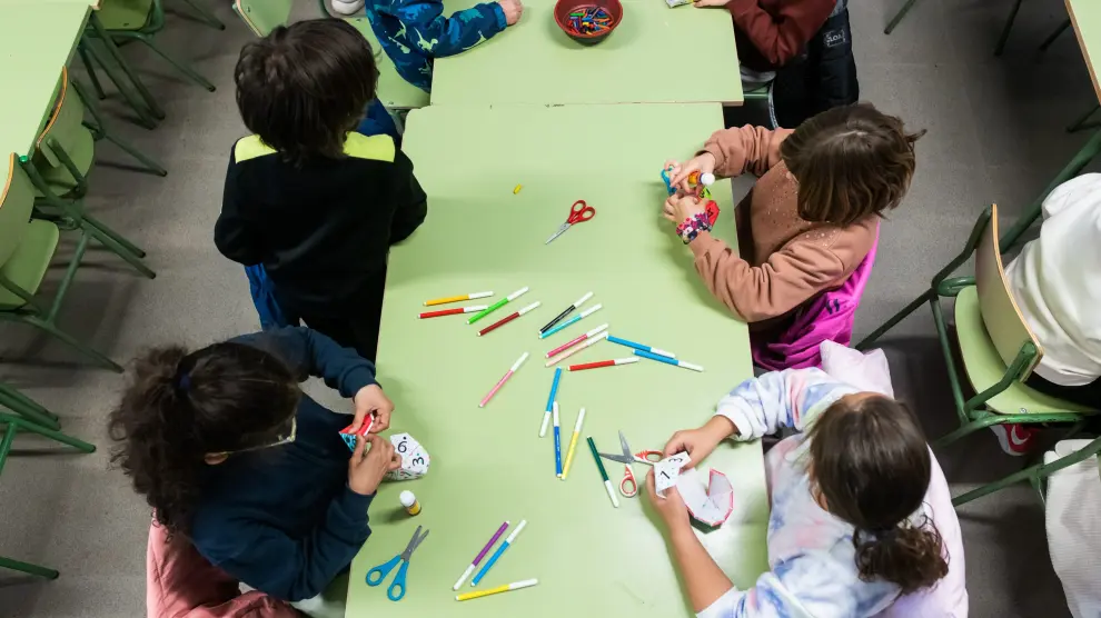 Varios alumnos participan en las colonias organizadas en el colegio Valdespartera de Zaragoza durante las vacaciones de Semana Santa.