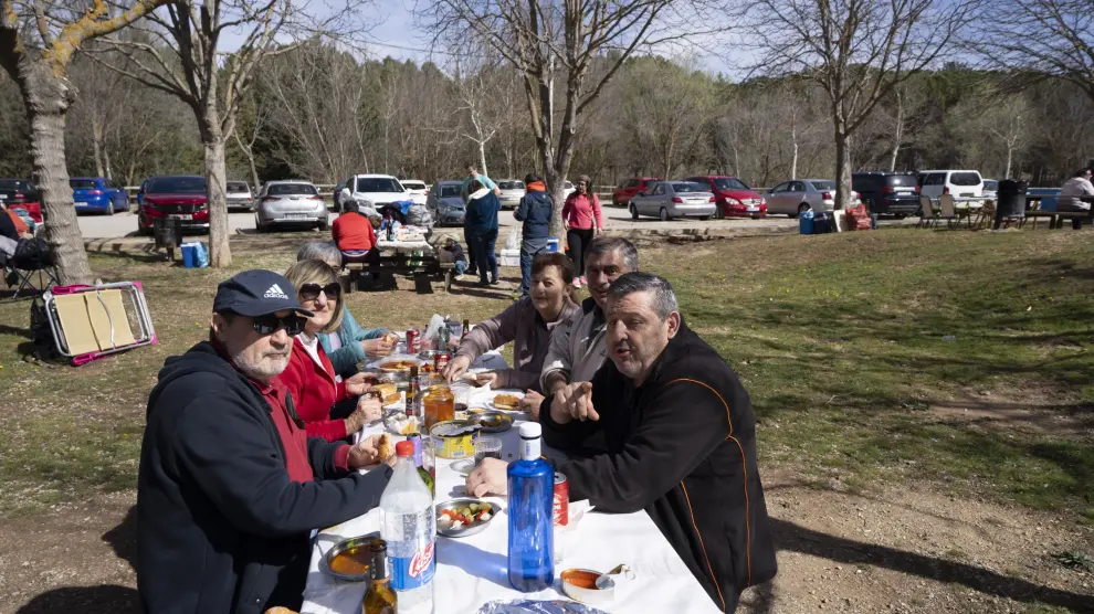 La tradición consiste en compartir una comida al aire libre con amigos y familiares.