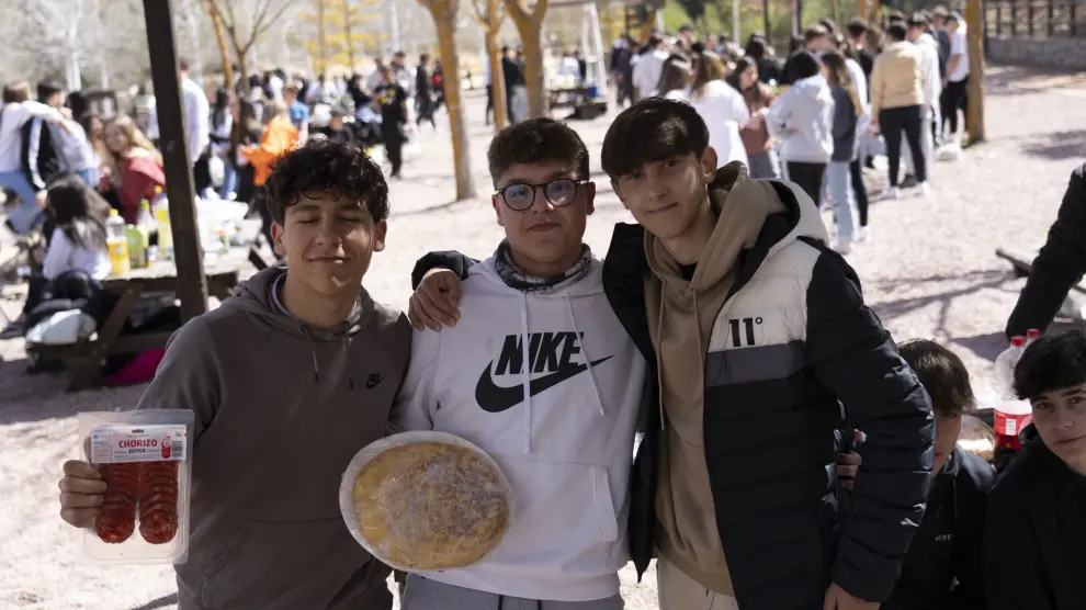 Tres jóvenes muestran la tortilla que van a degustar este martes en la Fuentecerrada.