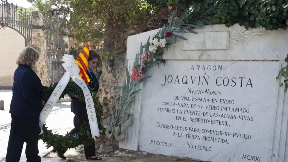 Homenaje a Joaquín Costa en el cementerio de Torrero de Zaragoza
