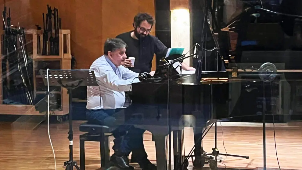 José Luis Ríos al piano, trabajando con su productor musical Joan Arnau.