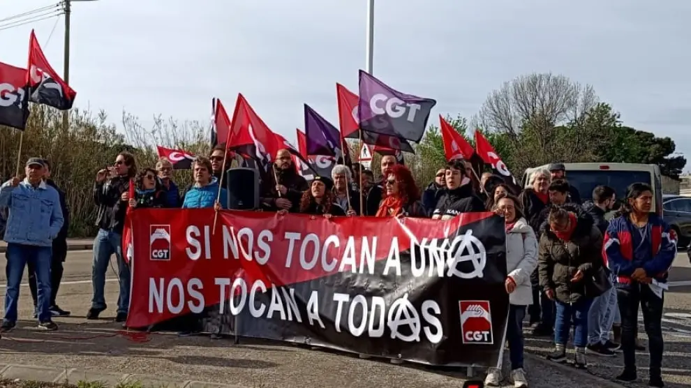 Protesta este martes en Zaragoza contra los tres despidos en Seur Zaragoza.