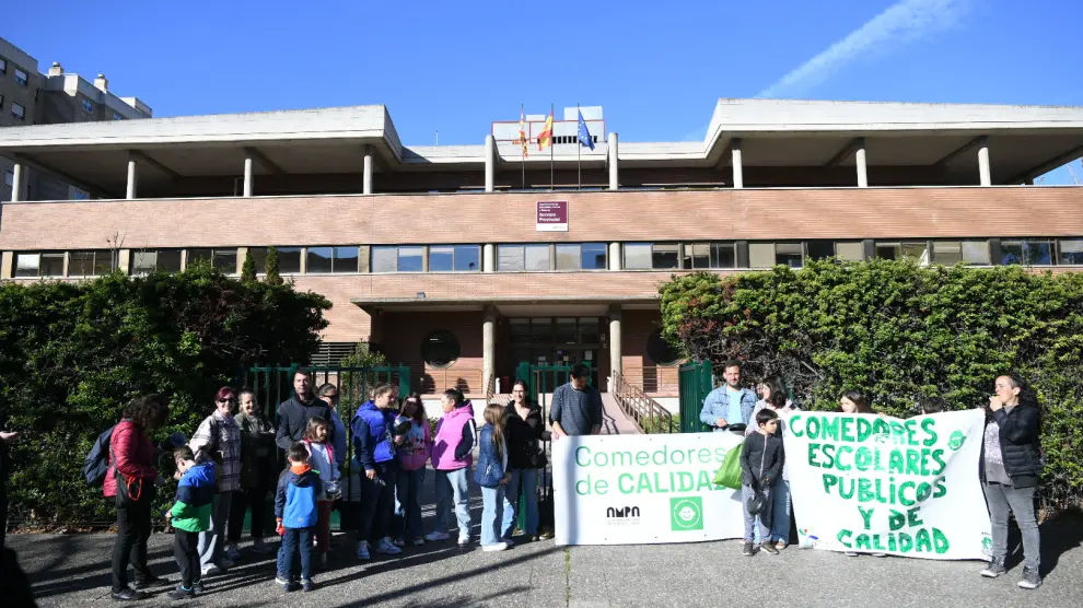 Alumnos y familias de este centro educativo se han movilizado frente al Servicio Provincial de Educación.