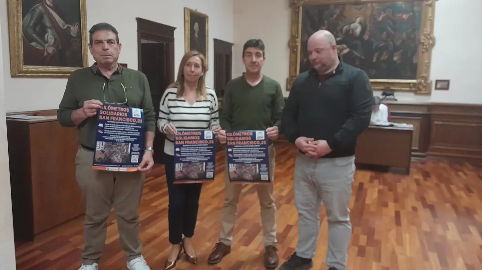 Isidro Navarro, Carmen Romero, Chema García y Alberto Abril, con el cartel de la actividad en los pasillos del Ayuntamiento.