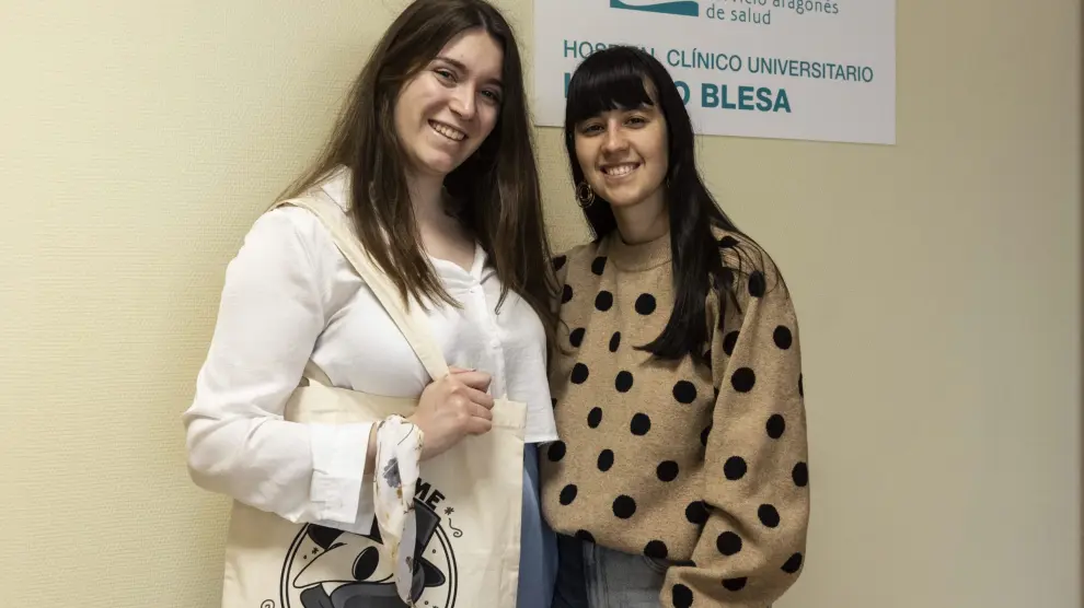 Belén Castro y Sara Gracia asistieron ayer a las jornadas de puertas abiertas del Hospital Clínico de Zaragoza