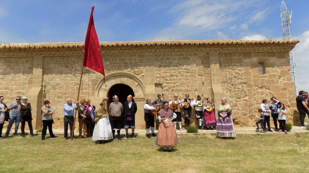Festival folclórico en la romería de mayo de 2023 en la ermita románica de Nuestra Señora del Castillo, de Alberuela de Tubo.