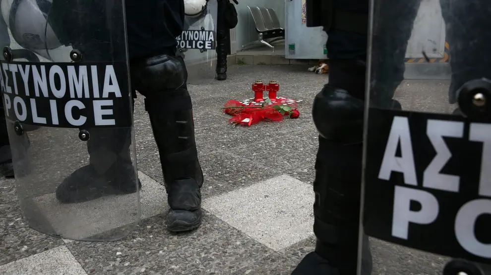 Flores y velas en el lugar donde fue asesinada la joven GREECE FEMICIDE PROTEST