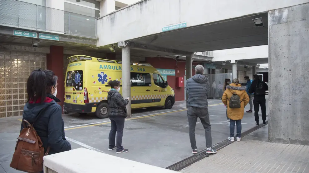 Foto de archivo de una fila de pacientes a las puertas del PAC del centro de salud Pirineos de Huesca.