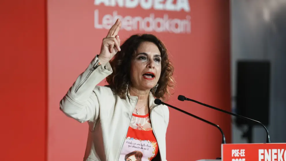 La vicesecretaria general del PSOE y vicepresidenta primera del Gobierno, María Jesús Montero, interviene durante el mitin de apertura de campaña electoral del PSE-EE