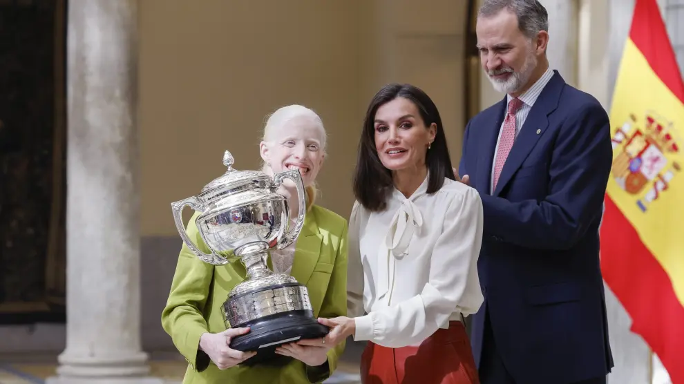 La triatleta Susana Rodríguez recibe del rey Felipe VI y de la reina Letizia el Premio Reina Letizia a la mejor deportista española