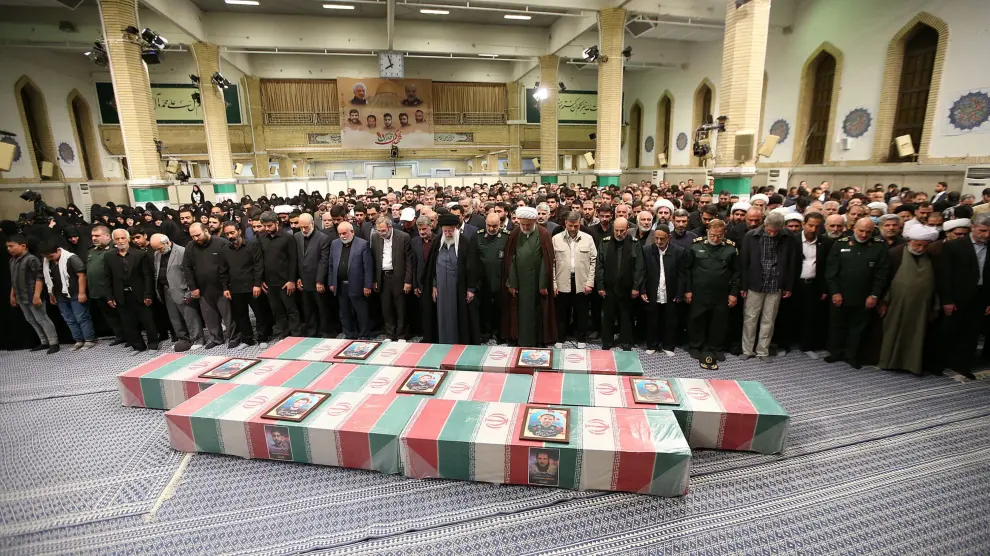 Ceremonia funeraria por los siete guardias revolucionarios que murieron en el ataque contra el consulado iraní en Damasco.