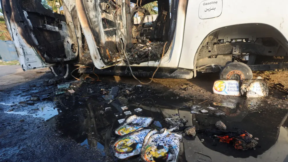 Imagen de uno de los vehículos atacados donde viajaban los cooperantes de WCK