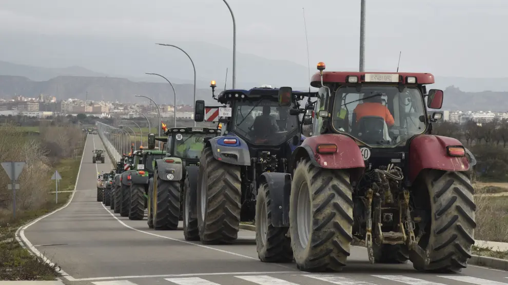 Los agricultores aragoneses también han mostrado su «hartazgo» a lomos de sus tractores y en las carreteras de la Comunidad.