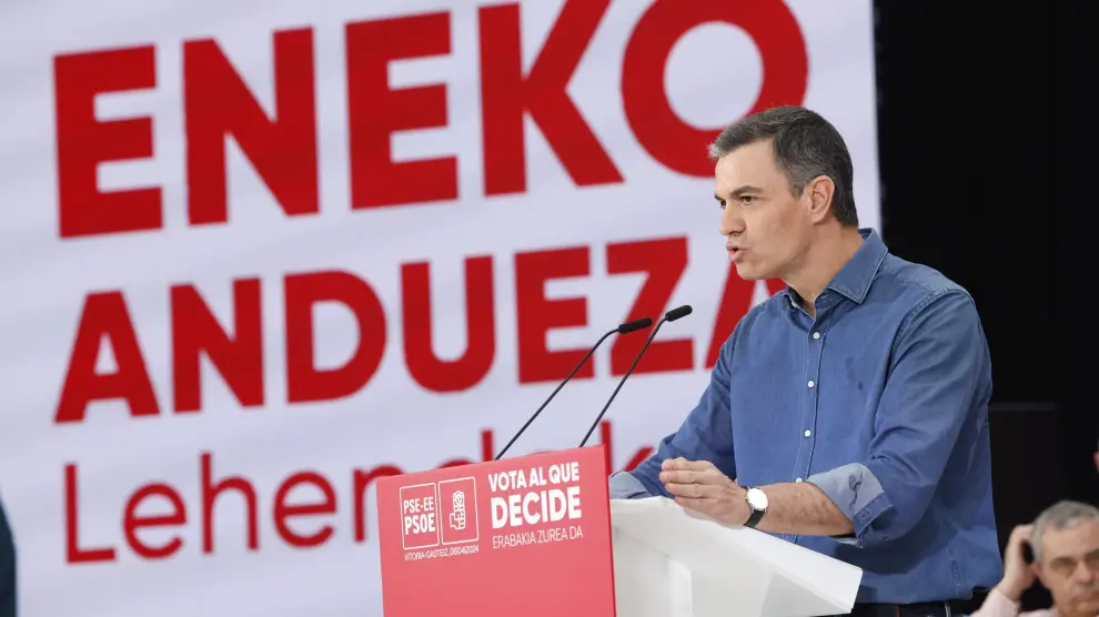 Pedro Sánchez, en un mitin en Vitoria para apoyar al candidato a lehendakari del PSE, Eneko Andueza. ESPAÑA ELECCIONES VASCAS