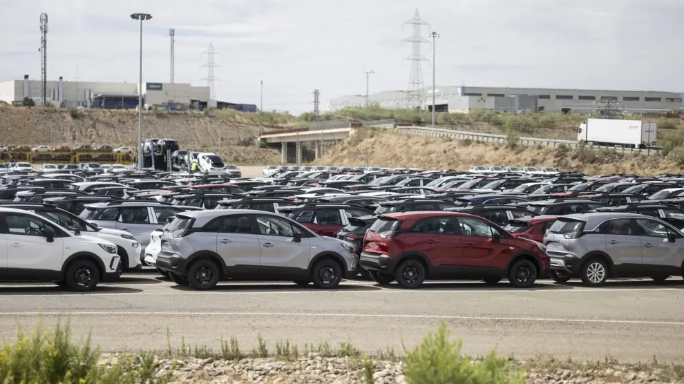 Imagen de finales de 2022 de las instalaciones de Stellantis en Figueruelas. Explanada con los coches ya montados listos para salir.