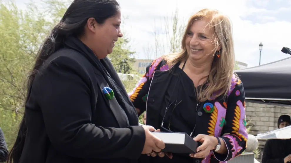 Carmen Clavería recibe la placa conmemorativa de manos de la vicepresidenta segunda del Consejo Estatal del Pueblo Gitano, Carmen Santiago Reyes
