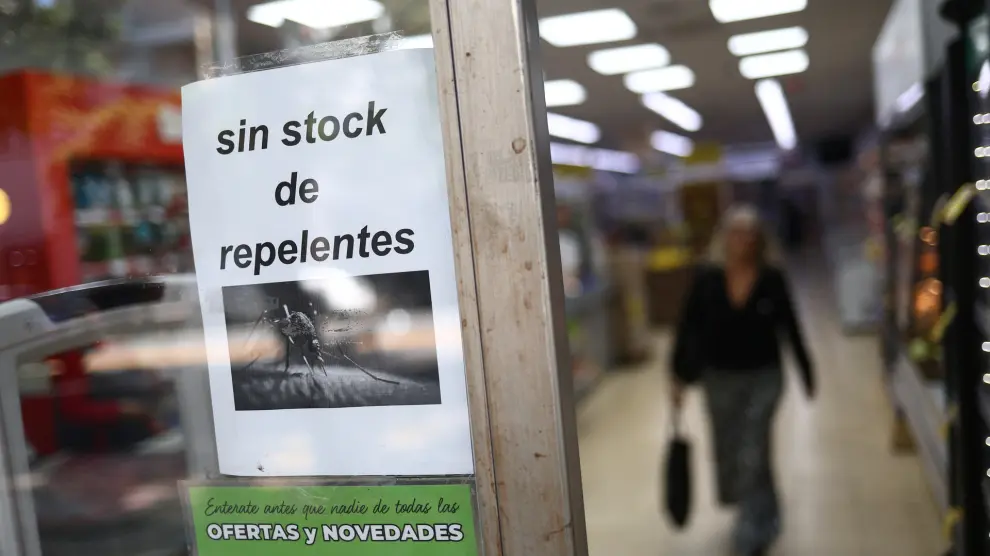 Un cartel informa a los clientes que los repelentes de insectos están agotados en los supermercados de Buenos Aires