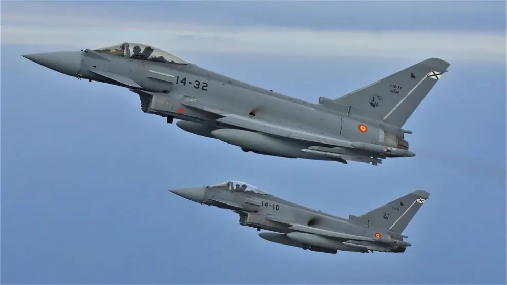 Dos Eurofighter del Ejército del Aire y el Esapcio.