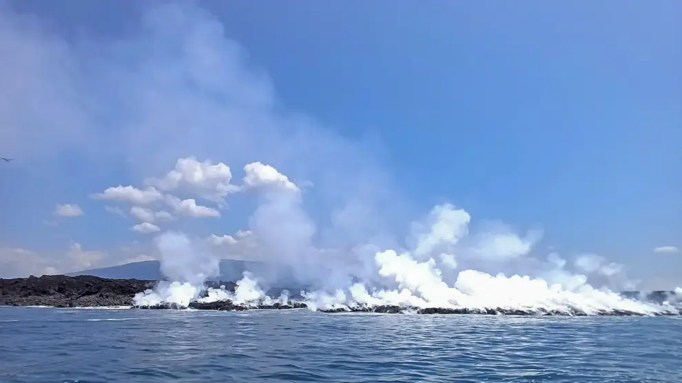 La lava de volcán La Cumbre, en Islas Galápagos, llega al mar tras 35 días en erupción
