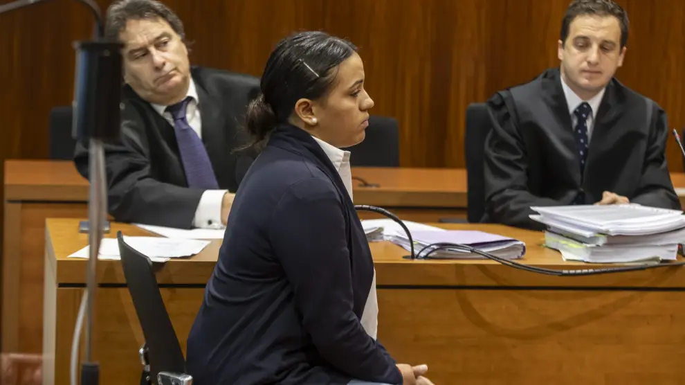 Natalia Chiguachi, de espaldas, en la primera sesión del juicio en el que está acusada de matar a quien era su novio.