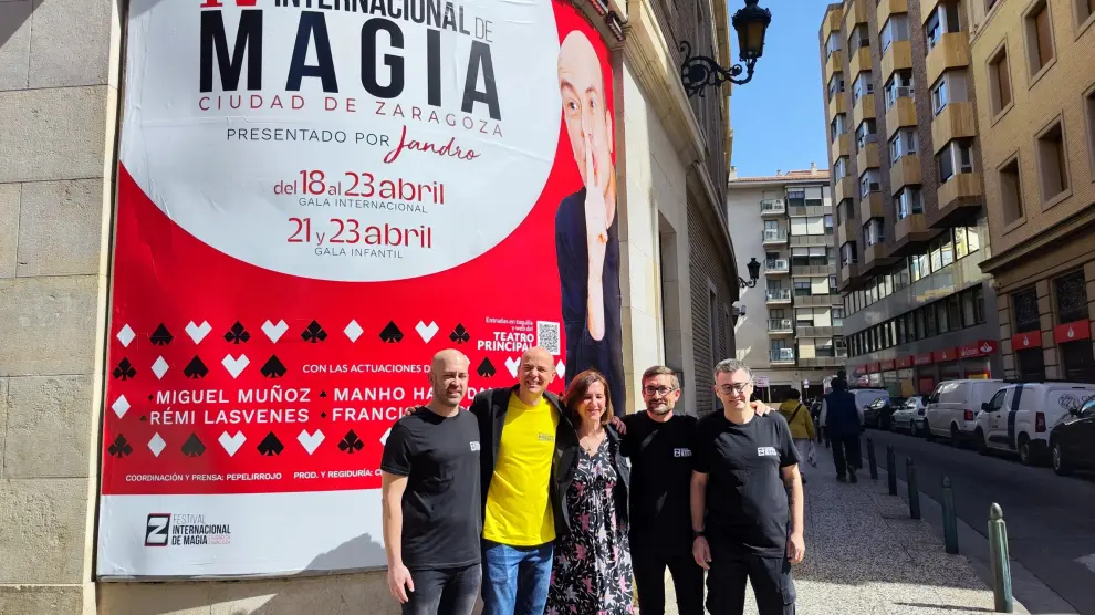 La consejera municipal de Cultura, Educación y Turismo, Sara Fernández,, el productor del Festival Internacional de Magia, Chema Rueda, y el mago Jandro, en el Teatro Principal