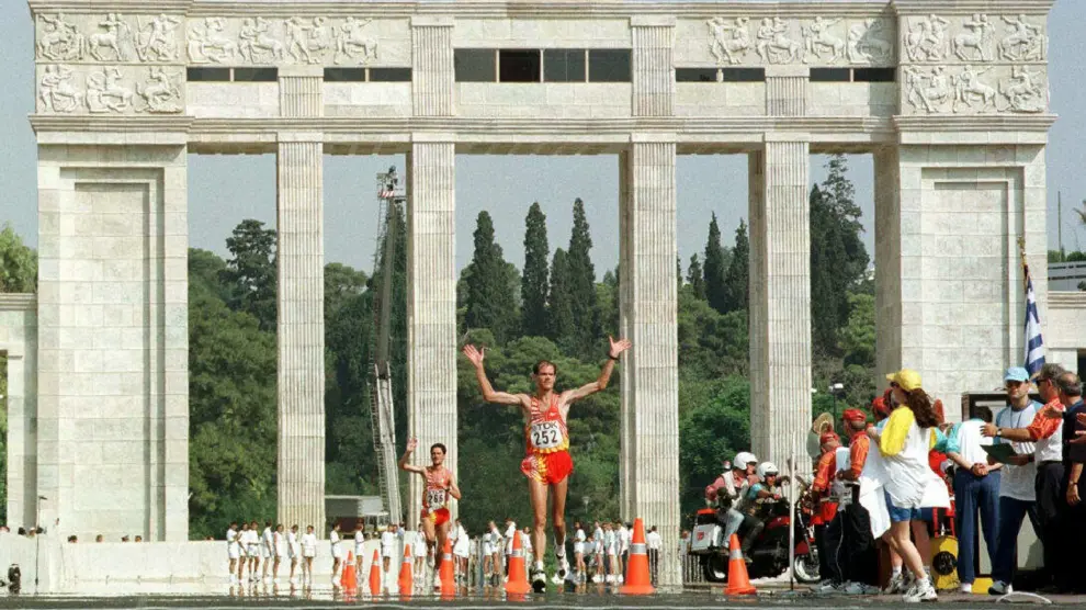 Abel Antón cruza la línea de meta en Atenas en 1997.
