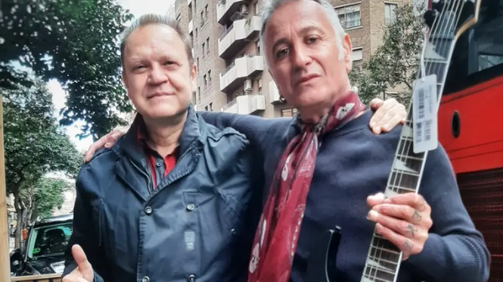 Juan Valdivia y Laurent Castagnet con la guitarra firmada.