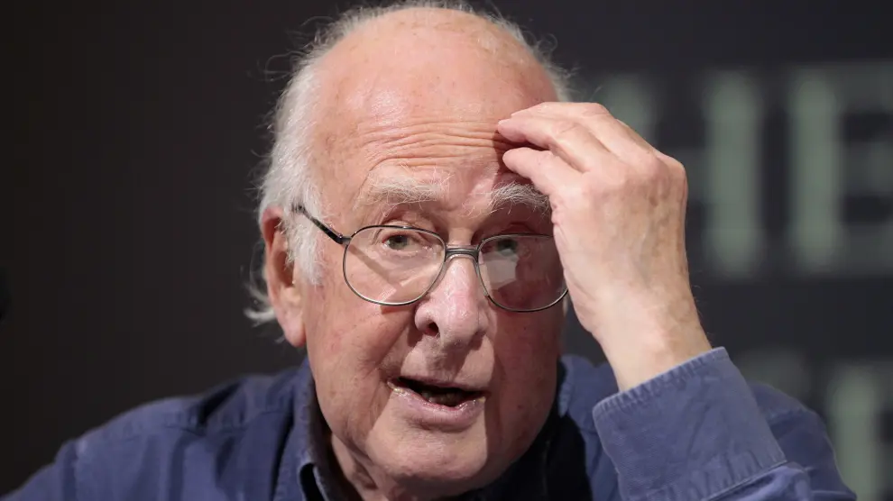 Edinburgh (United Kingdom).- FILE Professor Peter Higgs speaks about being awarded the Nobel Prize for Physics during a press conference at the University of Edinburgh, Edinburgh, Scotland, United Kingdom, 11 October 2013 (reissued 09 April 2024). Peter Higgs, the Nobel prize-winning physicist who discovered a new particle known as the Higgs boson, has died aged 94, Edinburgh University announced 09 April 2024. (Reino Unido, Edimburgo) EFE/EPA/GRAHAM STUART *** Local Caption *** 51036990