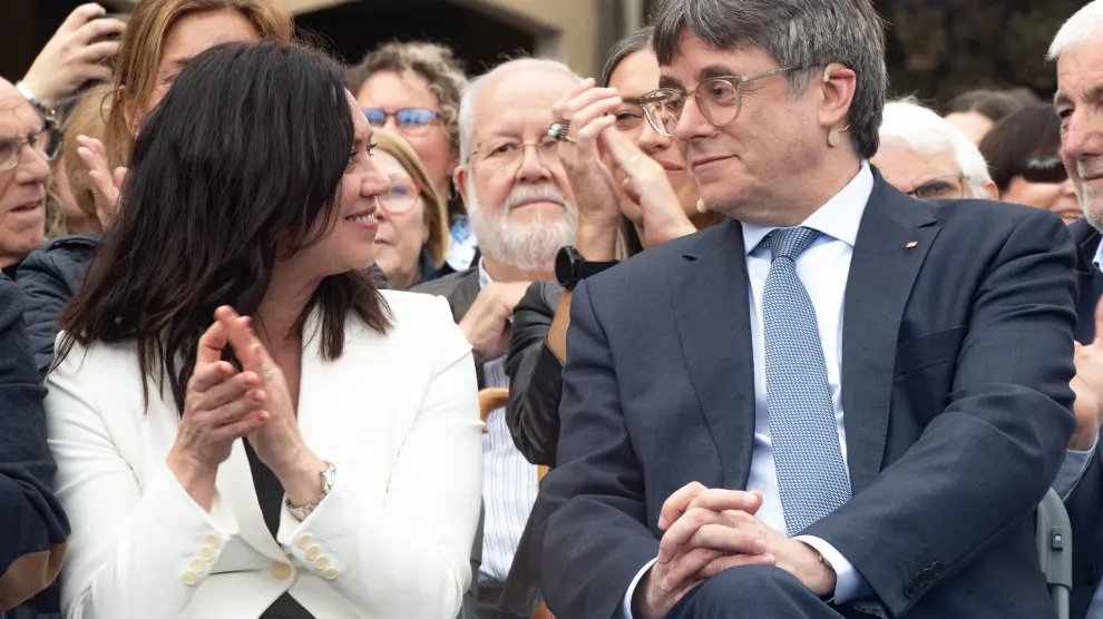 El expresidente de la Generalitat y candidato de Junts a las elecciones catalanas, Carles Puigdemont, y su mujer, Marcela Topor