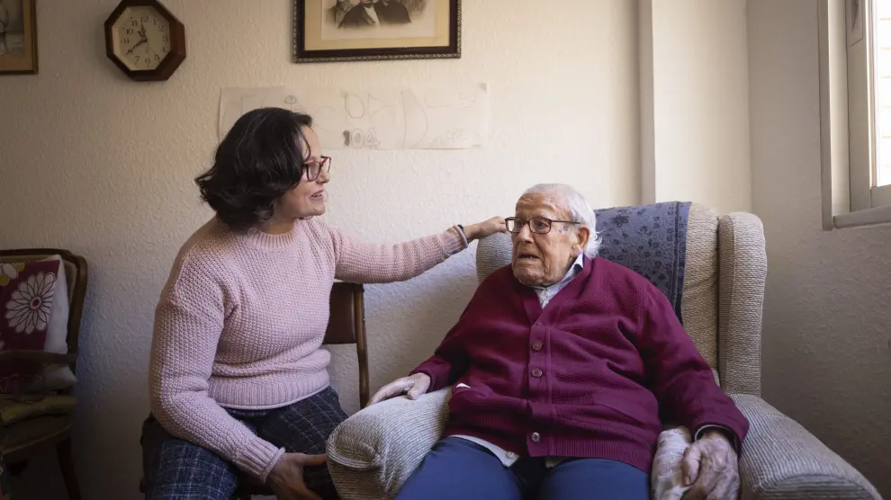 Donato Castillo, de 108 años, con su hija María Isabel, en su casa.