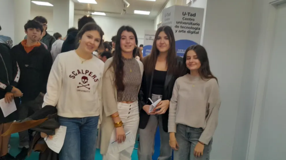 Las estudiantes Cayetana Serrano, Eva Pérez, Lucía Tabuenca y Ana Carmen Asensi en la Feria Orienta en Zaragoza.