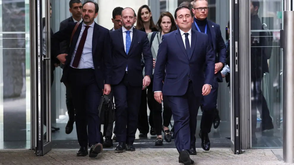 El Ministro de Asuntos Exteriores español, José Manuel Albares, camina frente a la Comisión Europea, el día de una reunión para discutir el futuro de Gibraltar tras el Brexit, en Bruselas