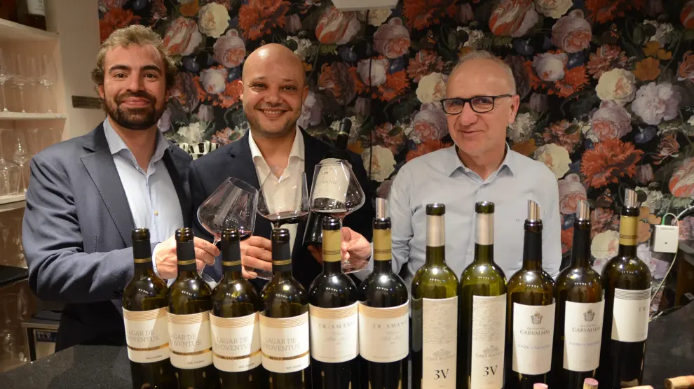 Jorge García, Karim Koulel y Pedro Aibar, con los vinos que se degustaron en el restaurante Maite.
