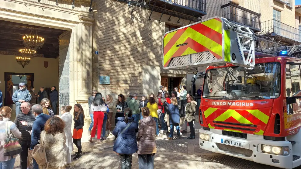 Trabajadores municipales en el exterior del Ayuntamiento de Huesca durante el simulacro del martes.