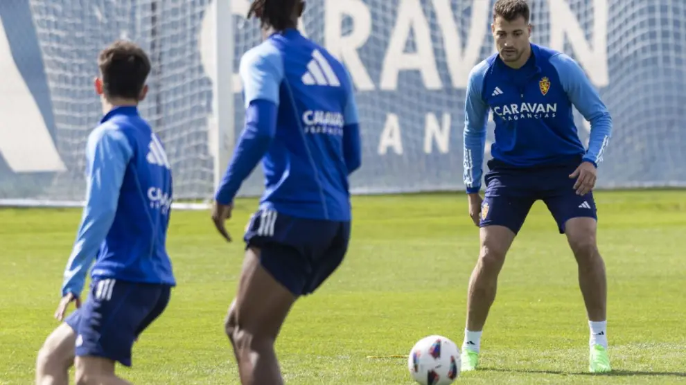 Sinan Bakis recibe el balón, ante la mirada de Jair y Sans, en el entrenamiento del Real Zaragoza.