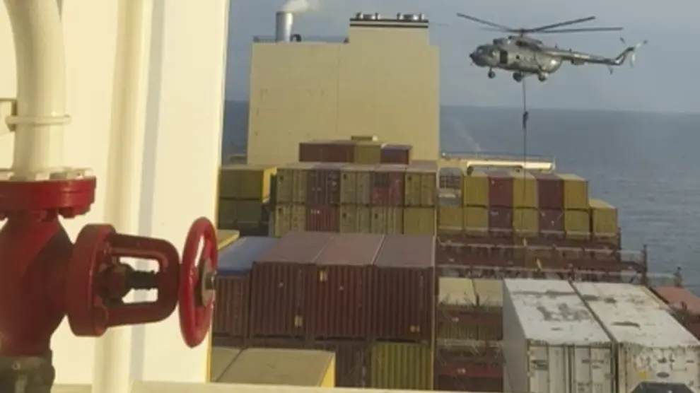 Un helicóptero, comandado por fuerzas de la Guardia Revolucionaria de Irán, asalta un navío "vinculado a Israel" en el estrecho de Ormuz, este sábado.