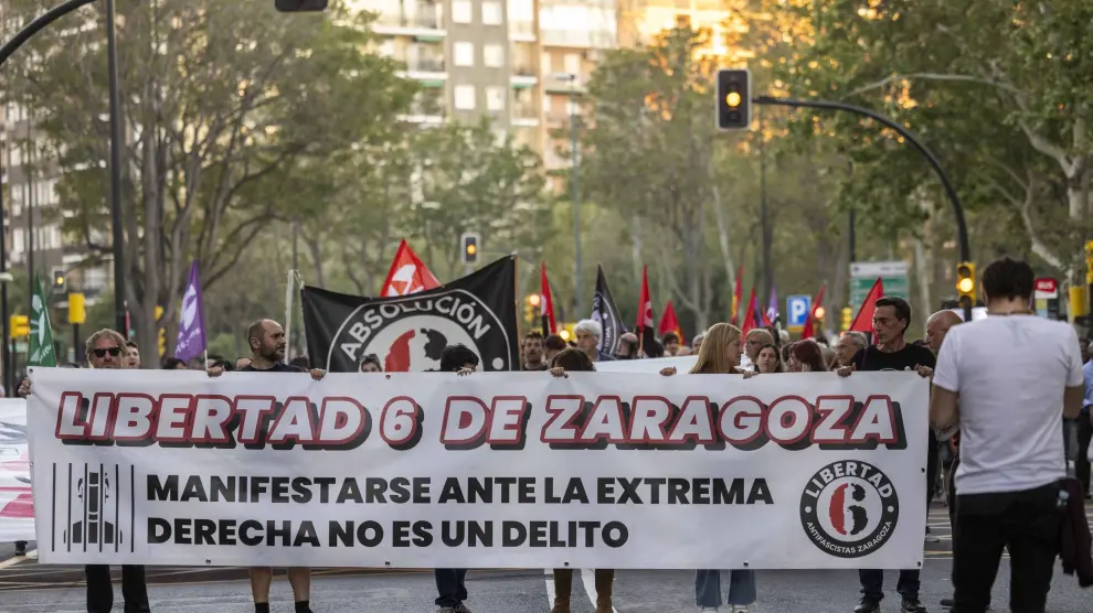 Pancarta pidiendo la libertad para 'Los 6 de Zaragoza' en la manifestación del sábado.