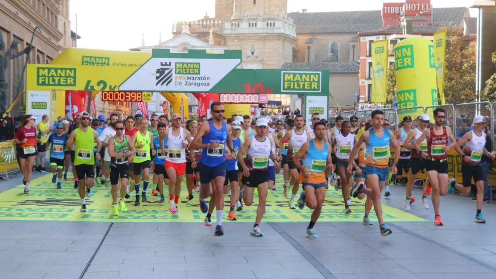 Un momento de la salida del maratón de Zaragoza esta mañana.