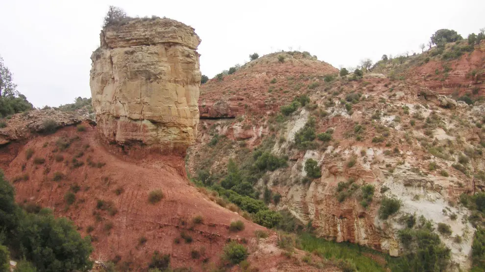 Afloramientos jurásicos con restos fósiles de dinosaurio en Riodeva (Teruel).