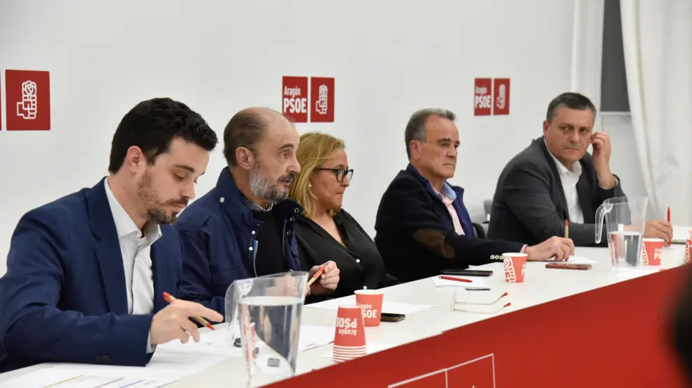 Darío Villagrasa, Javier Lambán, Mayte Pérez, Juan Antonio Sánchez Quero y Fernando Sabés, en la ejecutiva del PSOE-Aragón.
