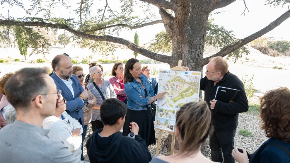 El arquitecto Emilio Faci explica las características del complejo del Buen Pastor sobre el terreno a las autoridades y los vecinos