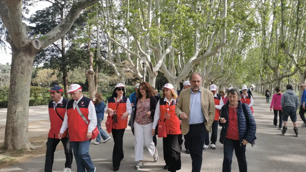 Inicio de 'Parques con Corazón' en el Parque Grande José Antonio Labortardeta en el que ha participado el consejero de Participación y Régimen Interior del Ayuntamiento, Alfonso Mendoza, y miembros de Voluntarios Zaragoza.