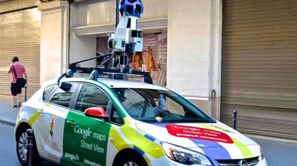 El coche de Google Street View cargado de cámaras