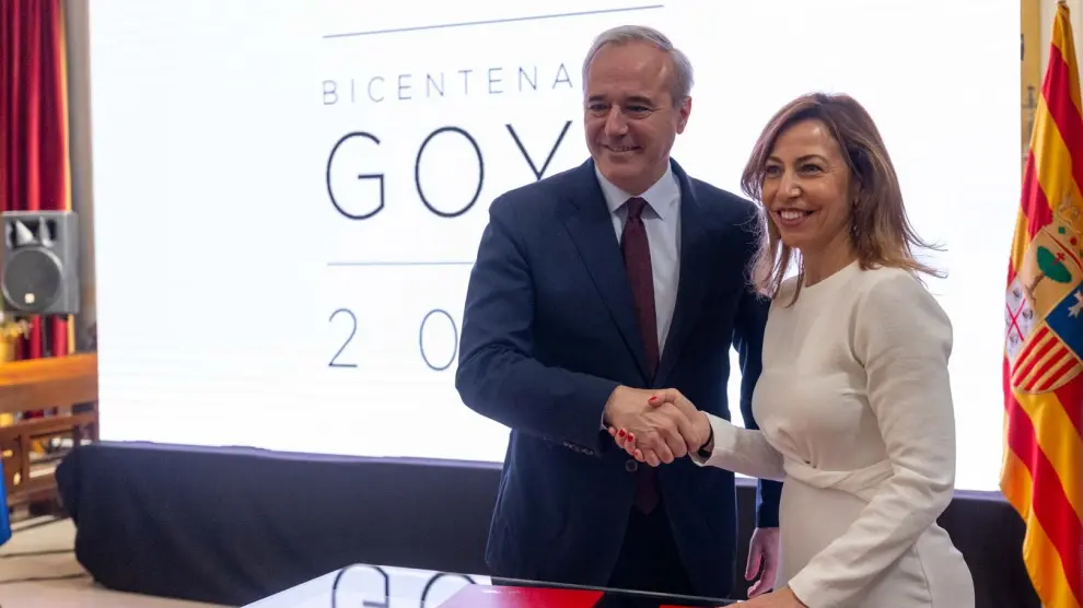 Jorga Azcona y Natalia Chueca, tras firmar el acuerdo para crear la comisión autonómica del bicentenario de la muerte de Goya.
