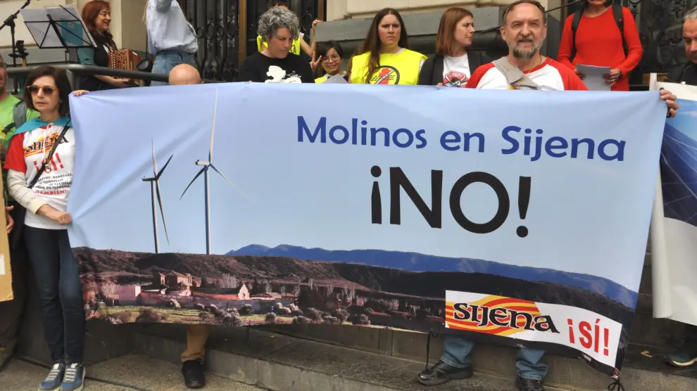 La plataforma ciudadana Sijena Sí en una manifestación de Zaragoza celebrada el 7 de abril contra los molinos del monasterio de Sijena.