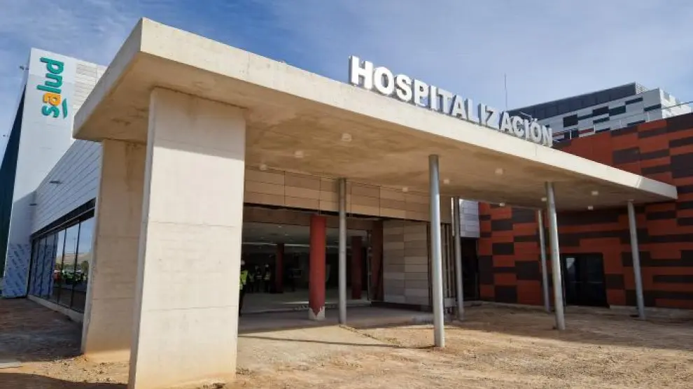 Acceso principal al nuevo hospital de Teruel, en la fase final de construcción.