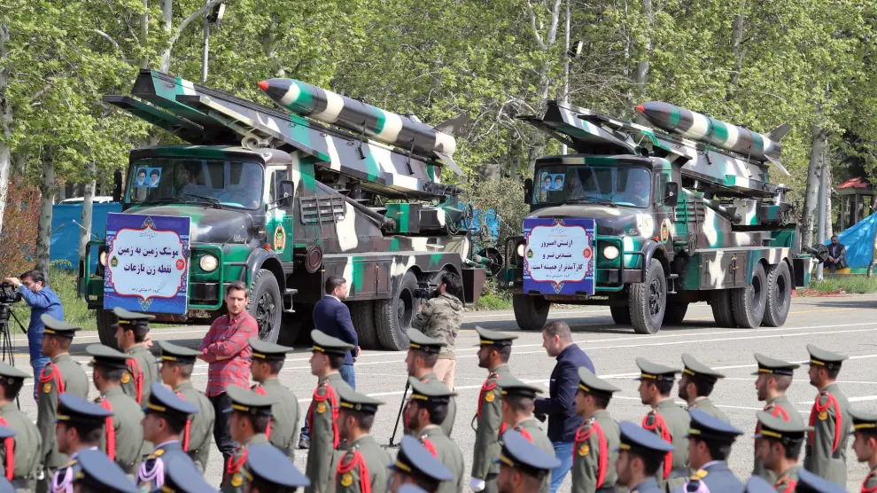 Misiles iraníes de mediano alcance 'Nazeat' se exhiben durante la celebración anual del día del Ejército en una base militar en Teherán, Irán.